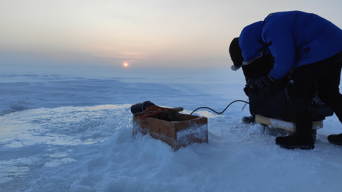 Pumping seawater over Arctic ice